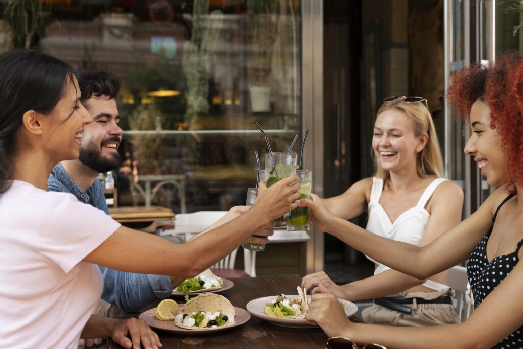 Personas tomando algo en la terraza de un bar