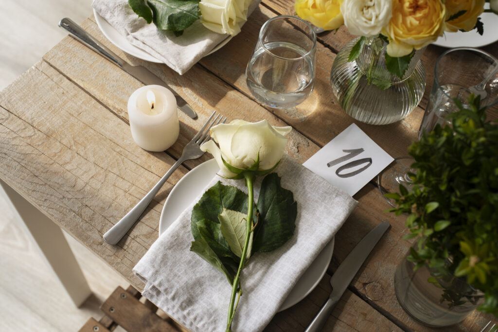 Mesa decorada con flores