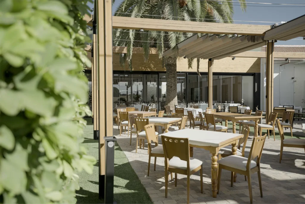 Imagen de mesas y decorado exterior de la terraza de un restaurante