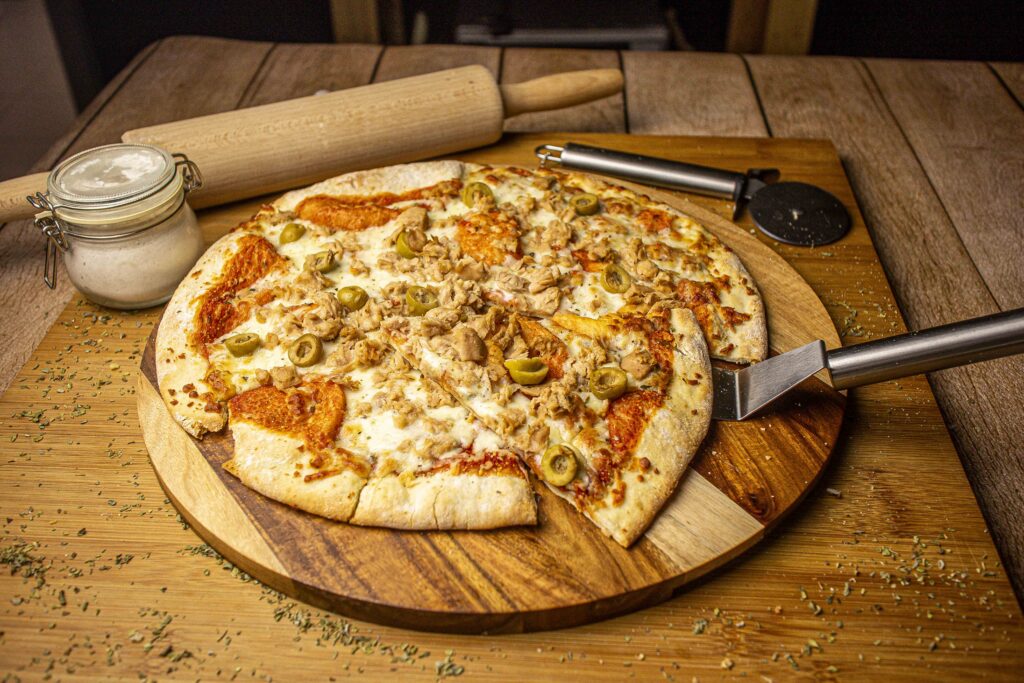 Pizza margarita atún y aceitunas