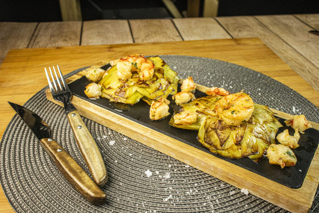 flores de alcachofas confitadas con gambones al ajillo