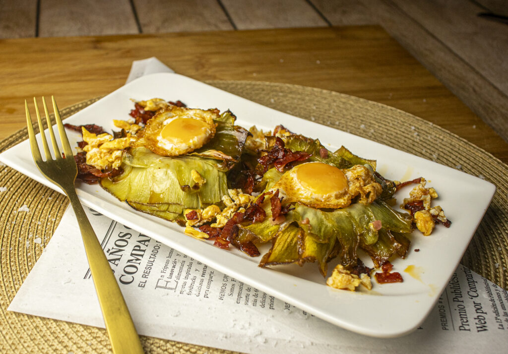 flores de alcachofas confitadas con huevos de codorniz y chorizo