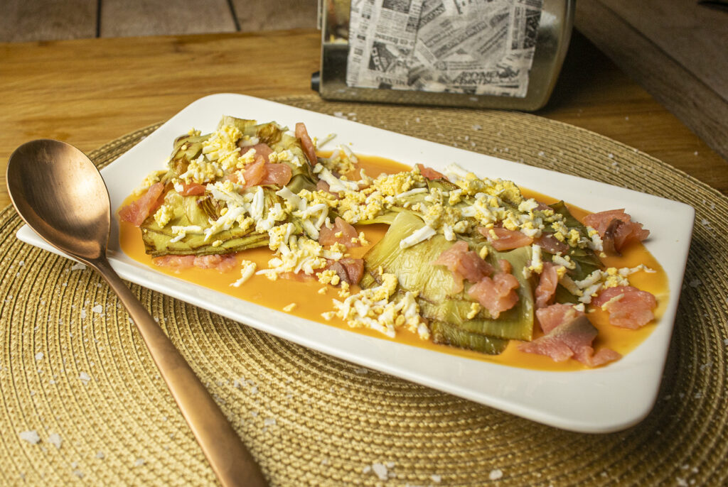 flores de alcachofas confitadas con salmón, huevo cocido y salmorejo