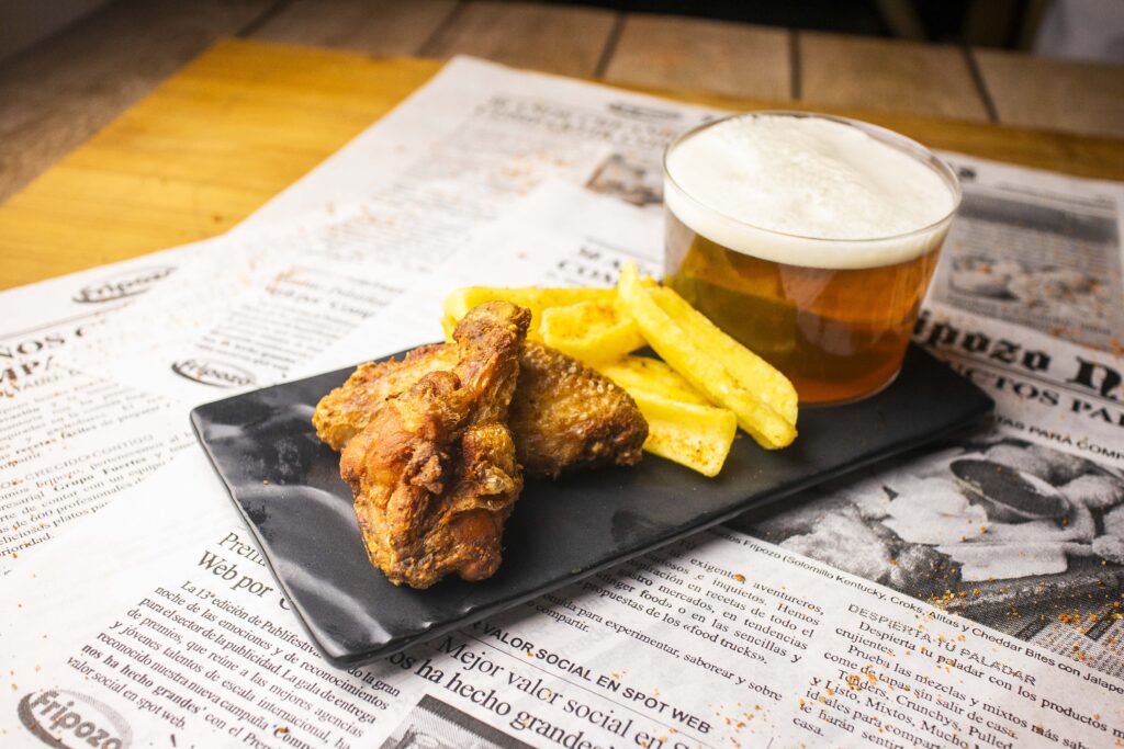 Nuevas Alas de Pollo Cajún con cerveza