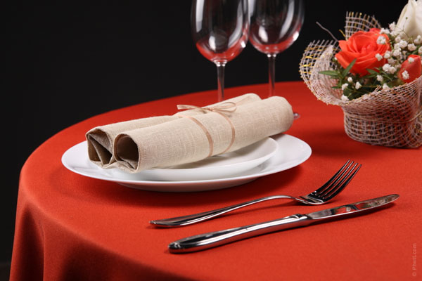 ideas-san-valentin-restaurante-mantel-rojo-centro-de-mesa