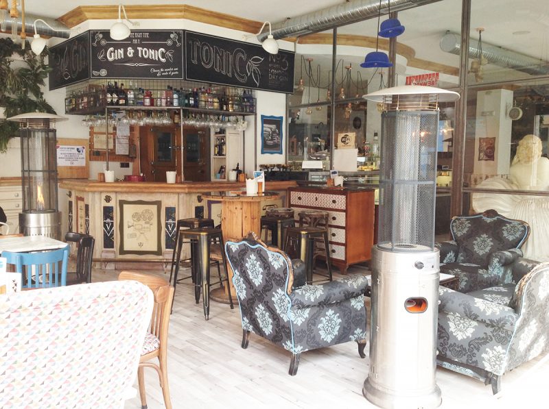 interior del bar de tapas retro en Jaén